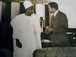 Ahidjo s'entretient avec Biya